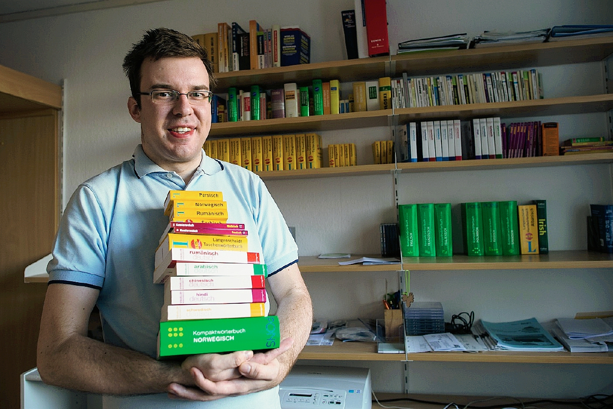 Los diccionarios son sus inseparables amigos.