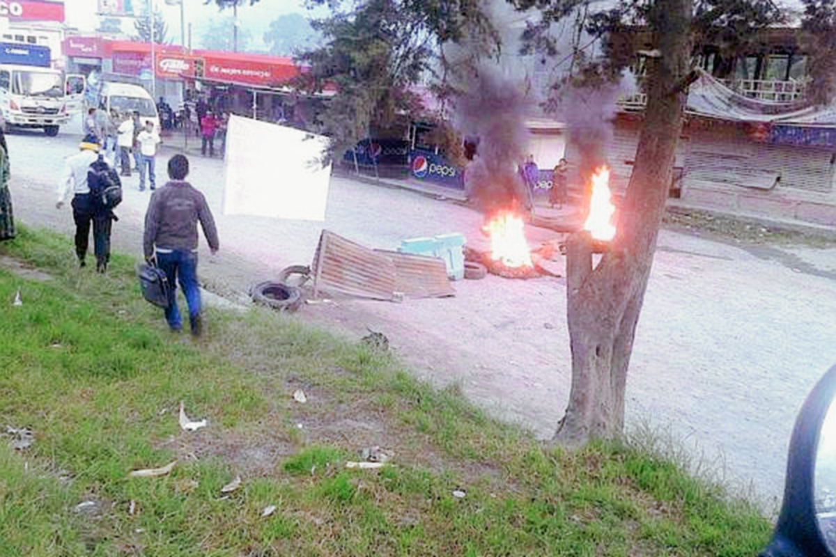 Los manifestantes  quemaron neumáticos en la ruta al Polochic, Tactic, Alta Verapaz, para evitar el paso de vehículos. (Foto Prensa Libre: Eduardo Sam)