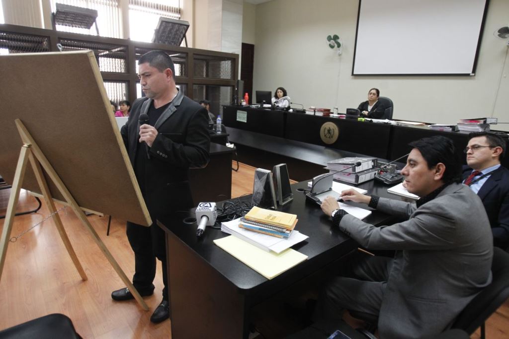 Marvin Montiel Marín, el Taquero, expone a la jueza Claudette Domínguez su versión sobre la muerte de Byron Lima. (Foto Prensa Libre: Paulo Raquec)