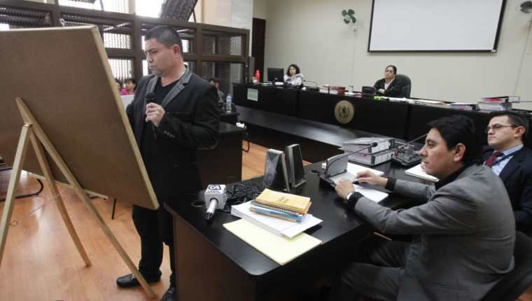 Marvin Montiel Marín, el Taquero, expone a la jueza Claudette Domínguez su versión sobre la muerte de Byron Lima. (Foto Prensa Libre: Paulo Raquec)