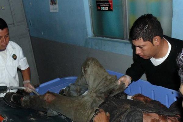 Socorristas trasladan a un hombre que fue vapuleado y le prendieron fuego en un barrio de Jalapa. (Foto Prensa Libre: Hugo Oliva)<br _mce_bogus="1"/>