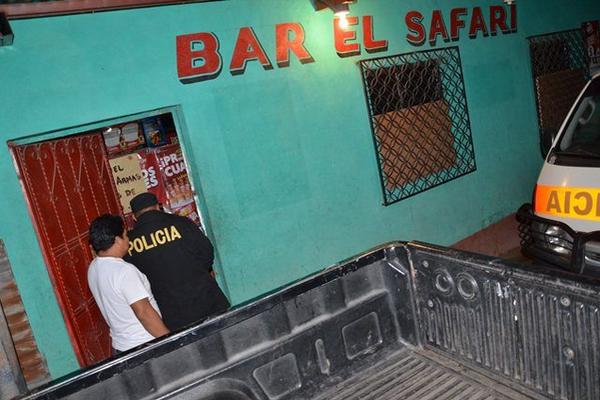 Agente de la PNC investiga en el bar El Safari, donde fue encontrado el cadáver de una mujer, en Cuilapa. (Foto Prensa Libre: Oswaldo Cardona). <br _mce_bogus="1"/>