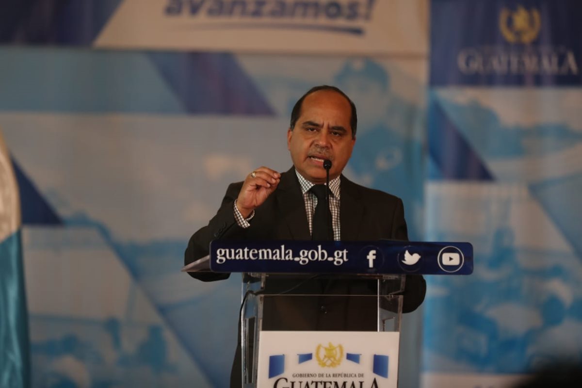 El ministro de Educación, Oscar Hugo López, en conferencia de prensa al finalizar la reunión de Gabinete. (Foto Prensa Libre: Oscar Rivas)