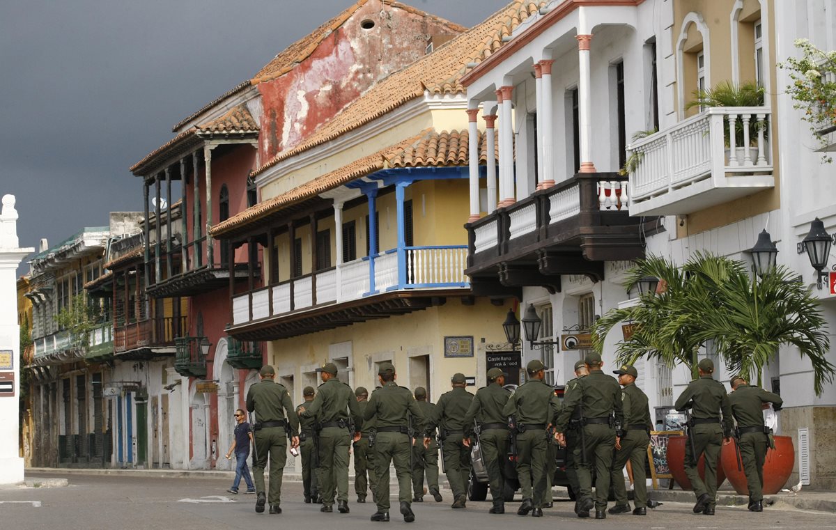 Policías y militares custodian las calles de Cartagena donde se firmará la paz. (Foto Prensa Libre: EFE).