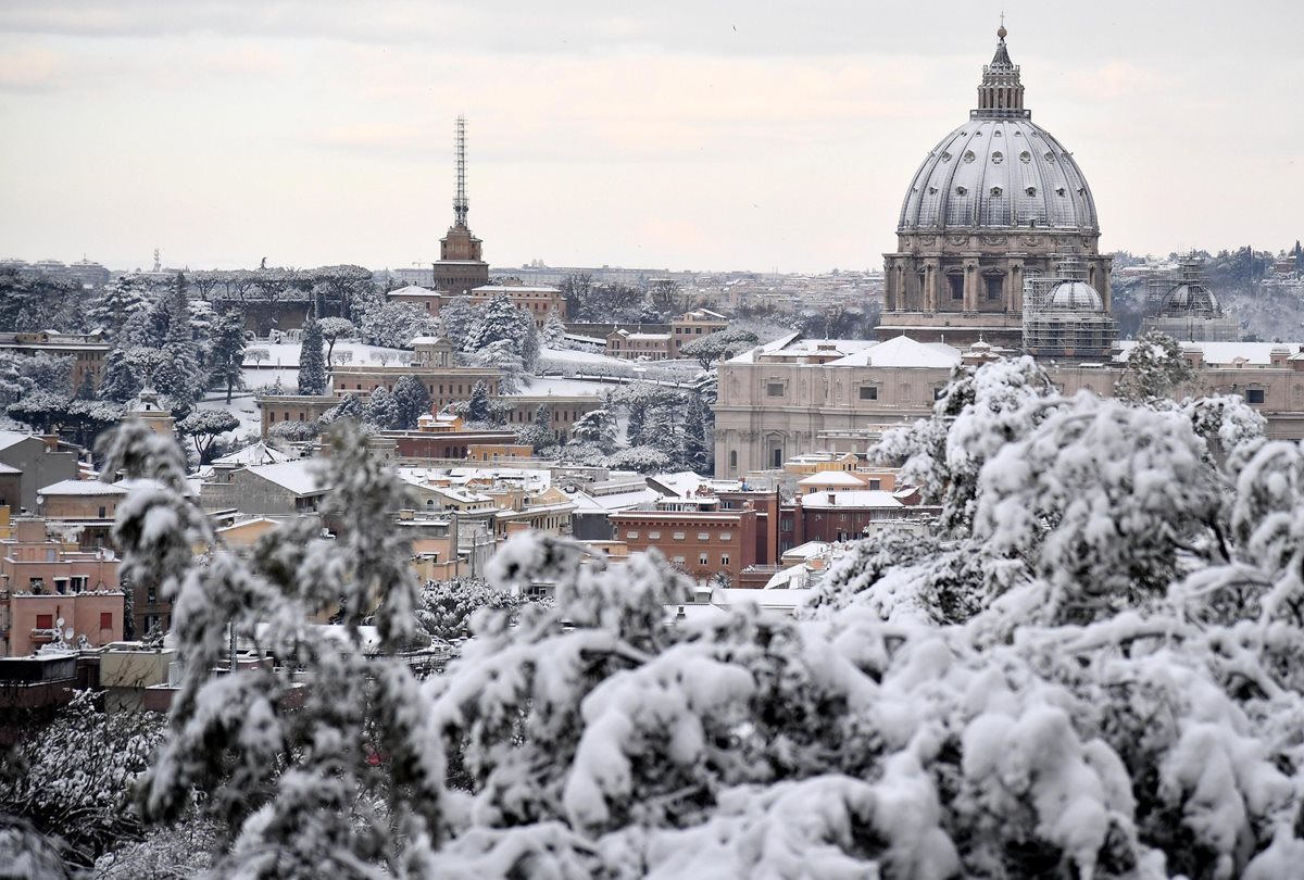 Vista de la cúpula de la basílica de San Pedro tras la intensa nevada caída en Roma, Italia. (Foto Prensa Libre: EFE)