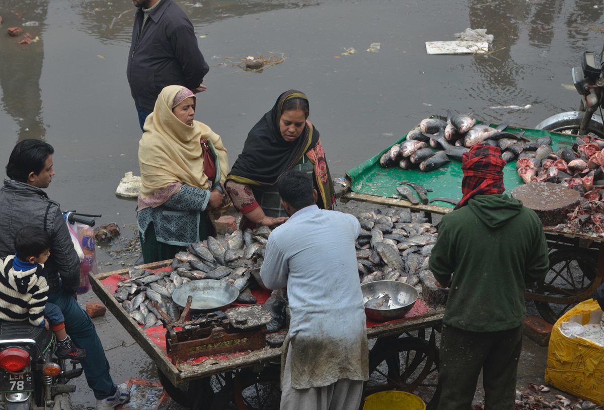 Tradicional día de mercado en Pakistán donde se ofrecen productos provenientes del mar. (Foto Prensa Libre: AFP).