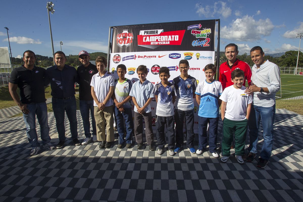 En las instalaciones del FCBEscola en Fraijanes, fue presentado el primer campeonato interescolar Futbol Total, que contó con la presencia de Jose Contreras y Claudio Albizuris. (Foto Prensa Libre: Norvin Mendoza)