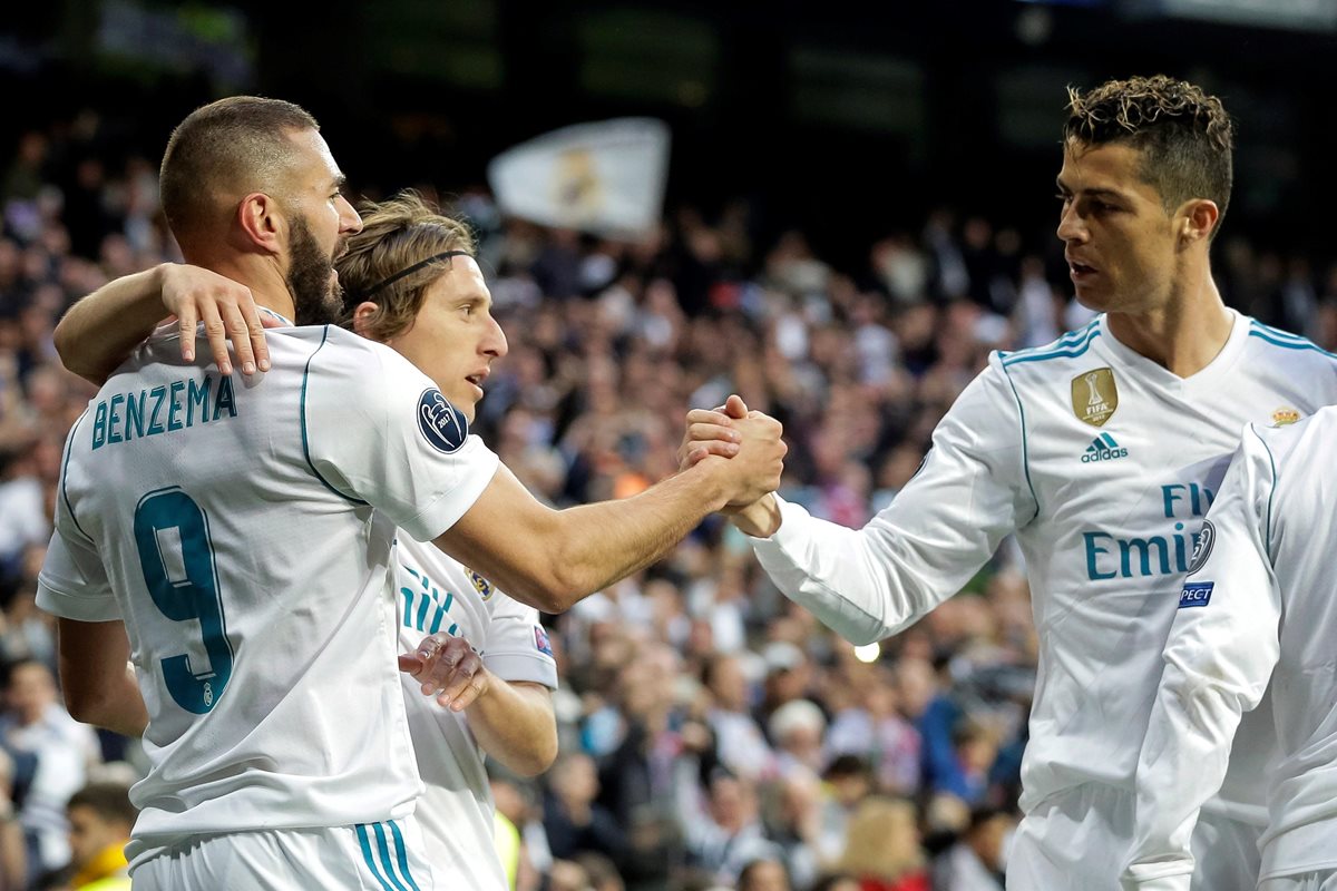 Benzema recibe la felicitación Cristiano Ronaldo y el abrazo de Lucka Modric.