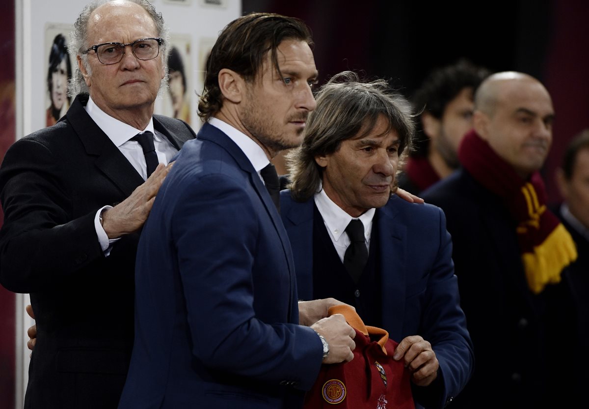 Francisco Totti y Bruno Conti, dos leyendas de la Roma. (Foto Prensa Libre: AFP).