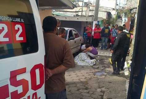 Un hombre que reparaba un carro frente a su casa en la zona 18, fue atacado a balazos. (Foto Prensa Libre: CBV)