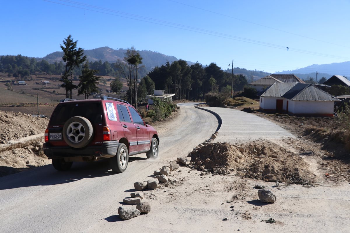 Los vehículos tienen dificultades en dos tramos de San Lorenzo, San Marcos, porque aún no han sido concluidos. (Foto Prensa Libre)