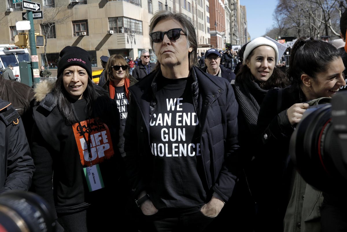 Paul McCartney durante la protesta de March for our lives, en Nueva York, donde mencionó a John Lennon (Foto Prensa Libre: EFE).