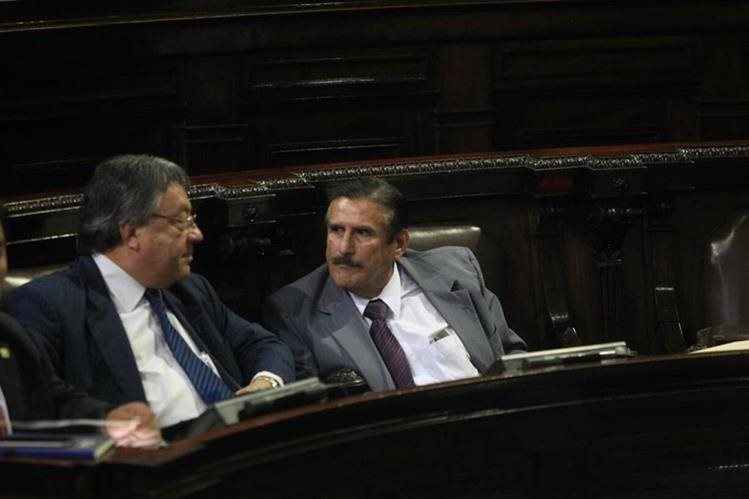 El diputado Roberto Kestler -saco gris-, conversa con el parlamentario César Fajardo, durante la sesión plenaria en el Congreso. (Foto Prensa Libre: Hemeroteca)