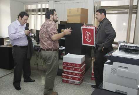 Cuatro  cajas  fueron utilizadas para trasladar el voluminoso expediente de la acusación por el caso Bancafé, el cual consta de 816 folios.