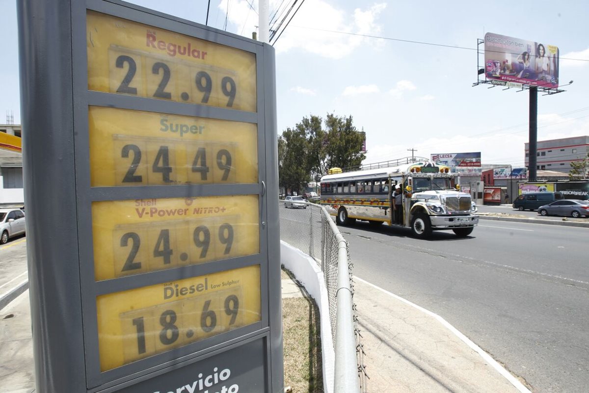 Desde la semana pasada se registró un alza en los precios del combustible. (Foto Prensa Libre: Paulo Raquec)
