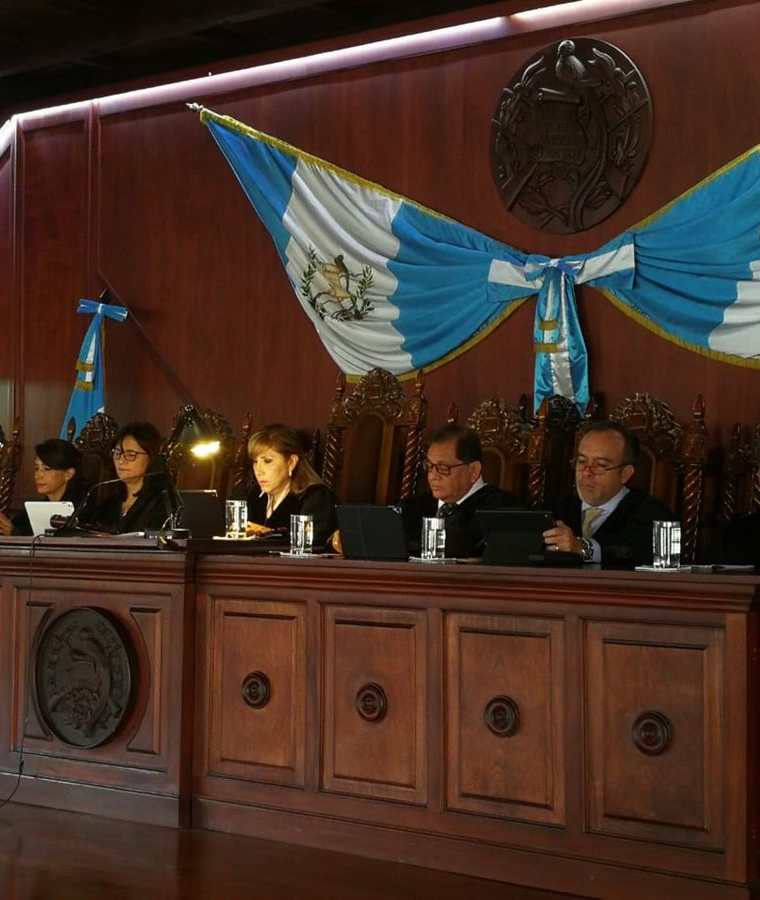 Magistrados de la CC escuchan los argumentos presentados por la Cámara de Medios contra varios artículos de la Ley Electoral y de Partidos Políticos. (Foto Prensa Libre: Óscar Rivas)