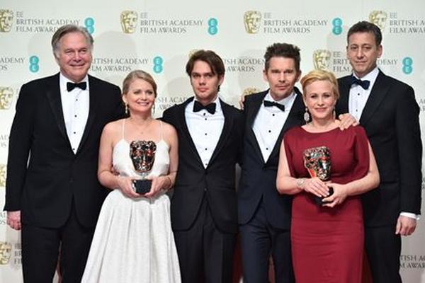 El elenco   de la cinta de Richard Linklater posa con los premios Bafta que recibieron el domingo.