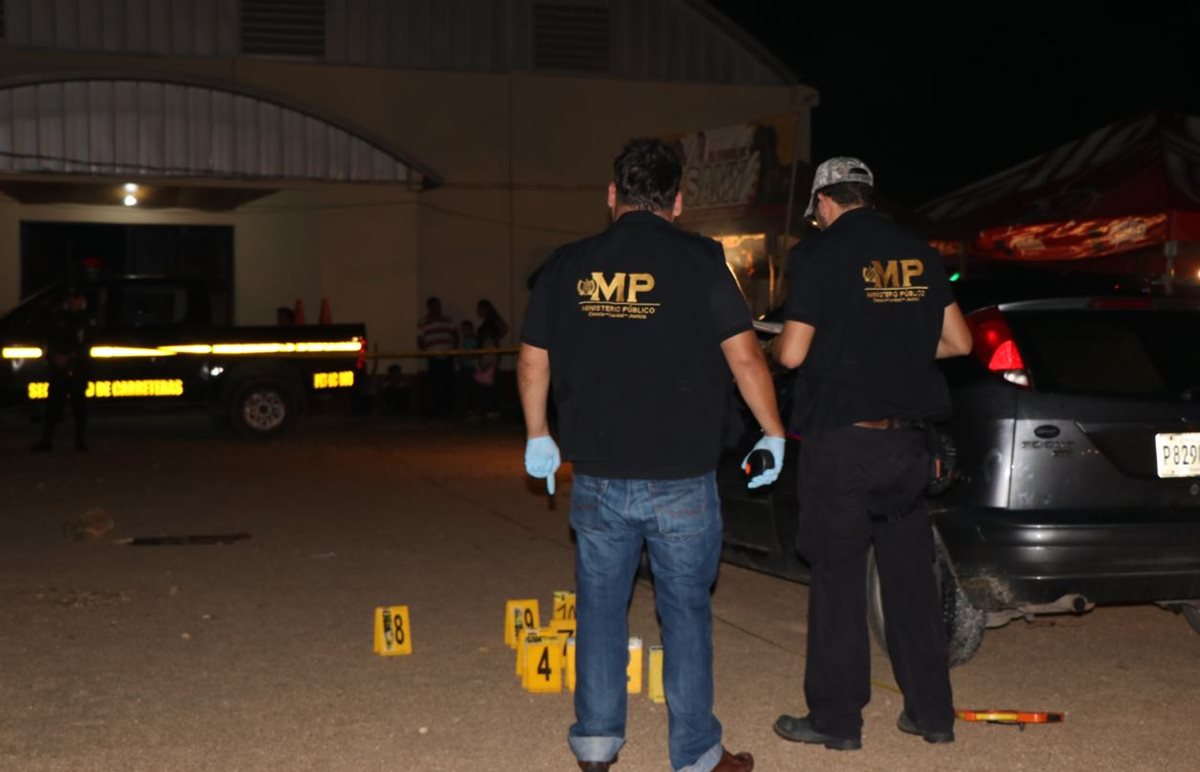 Técnicos de la sección de evidencias del MP, localizaron una decena de casquillos de diferentes calibres, en la escena del crimen en Santa Ana, Petén. (Foto Prensa Libre: Rigoberto Escobar)
