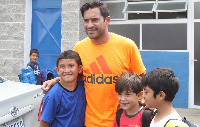 Carlos Ruiz fue el jugador que más atención llamó entre los pequeños. (Foto Prensa Libre: Edwin Fajardo)