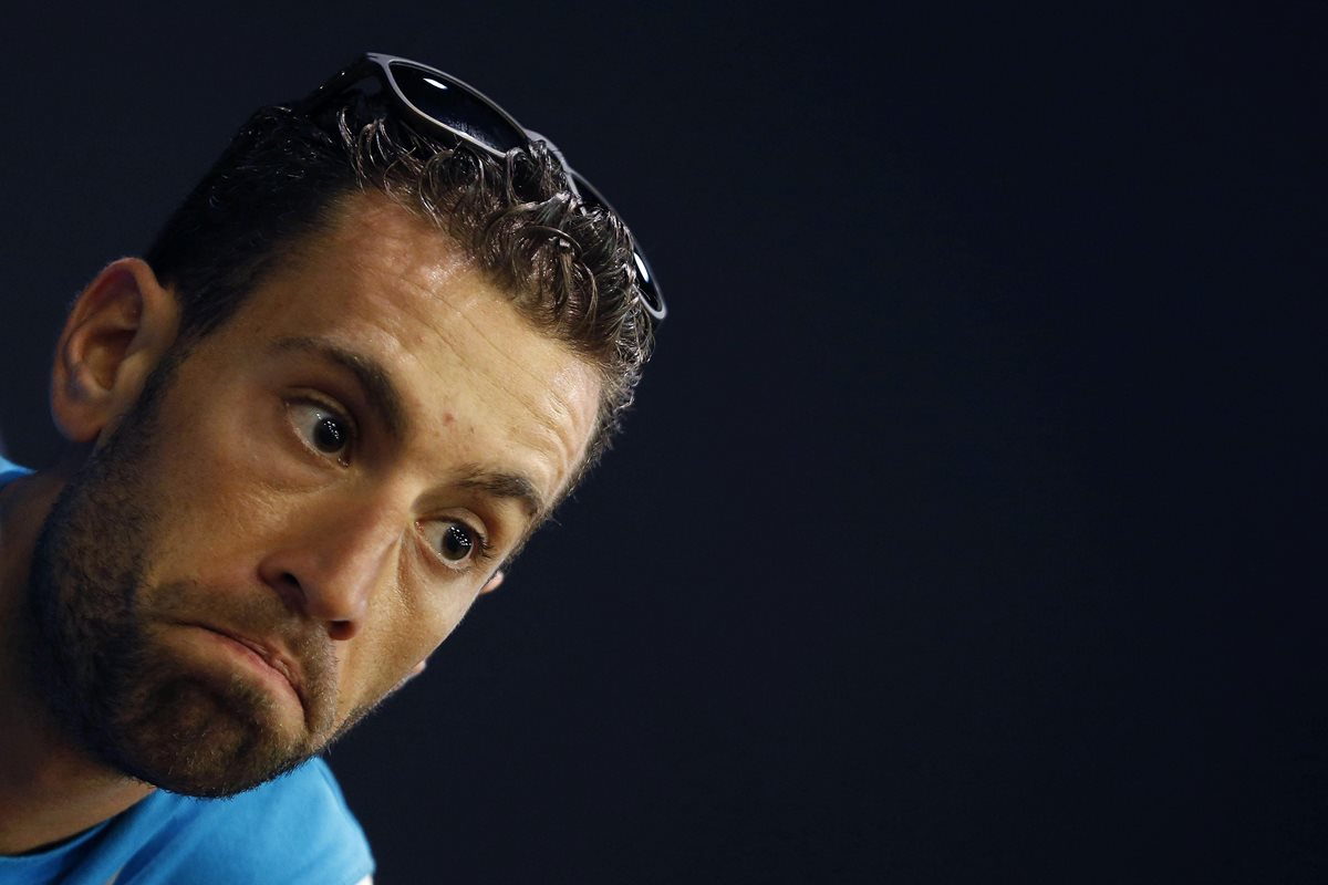 El ciclista italiano del Astana Vincenzo Nibali previo a su expulsión de la Vuelta a España. (Foto Prensa Libre: EFE)