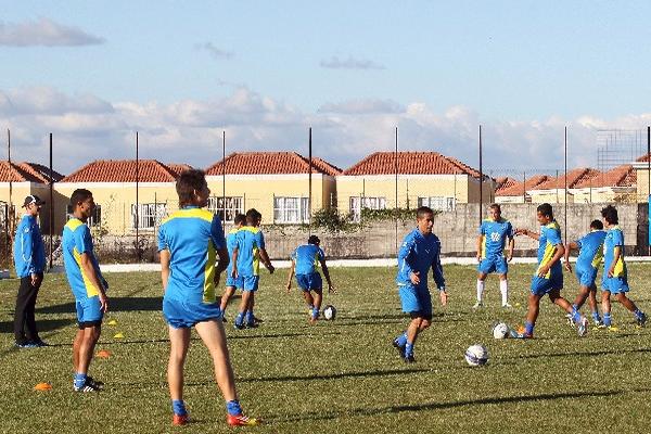 Los blancos se entrenaron ayer por la tarde en las canchas del complejo Greenfield, en Bosques de San Nicolás. (Foto Prensa Libre: César Pérez Monzón)