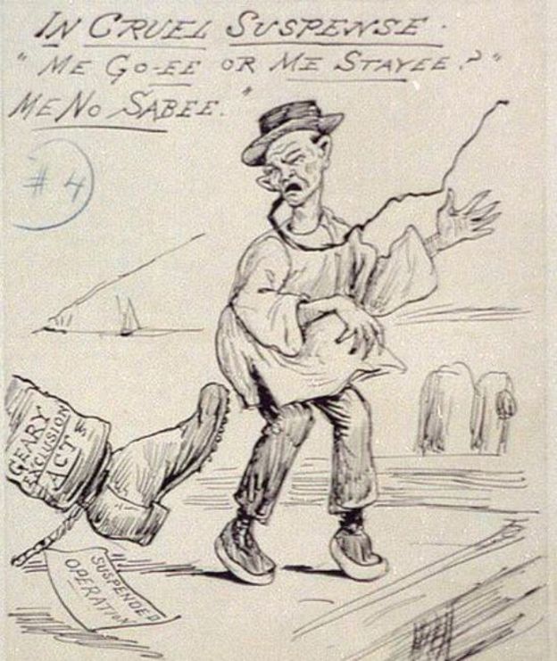 Esta caricatura del artista George Yost Coffin, que fue publicada entre 1880 y 1900, refleja el "cruel suspenso" en que se encontraban muchos chinos. El texto dice: "¿Yo irme o yo quedarme? Yo no saber". La bota que le apunta tiene el nombre de la legislación. GEORGE YOST COFFIN/BIBLIOTECA DEL CONGRESO EE.UU.