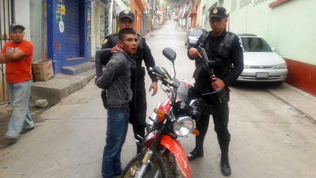 Agentes detienen a Urízar García, supuesto robamotos. (Foto Prensa Libre: Mike Castillo)