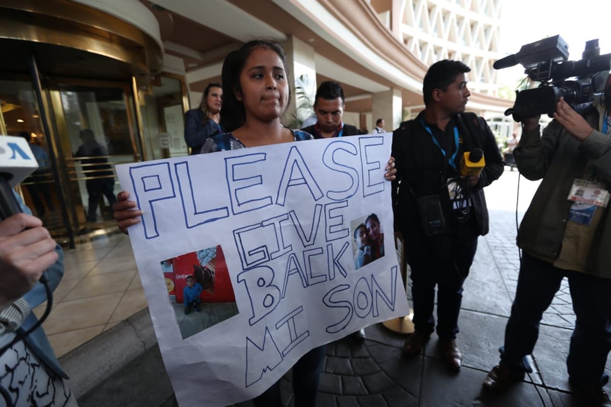 Guatemalteca pide a su hijo de vuelta frente al hotel donde se reunió Kirstjen Nielsen con cancilleres 