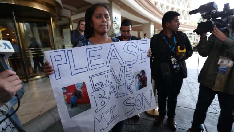 Elsa Johanna Ortiz Enríquez, de 25 años, pide que le devuelvan a su hijo, Anthony, de 8 años, de quien fue separada en la frontera. (Foto Prensa Libre: Esbin García)
