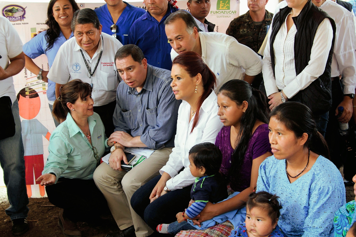 La vicepresidenta Roxana Baldetti junto al ministro de Salud, Luis Monterroso,  y otros miembros de su gabinete, durante su visita a Chiac, Rabinal. (Foto Prensa Libre: Carlos Grave)