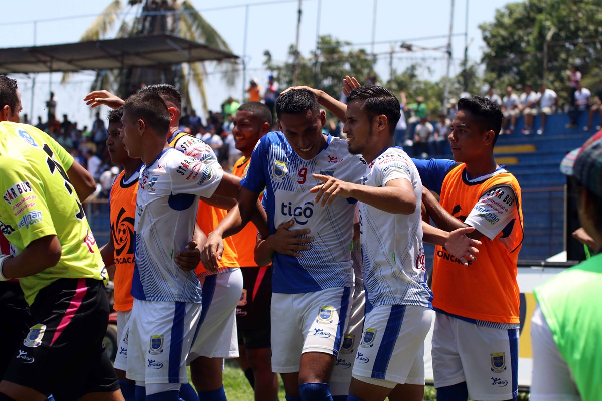 El hondureño Gerson Tinoco hizo el primer gol de Suchitepéquez en su victoria a Deportivo Mictlán. (Foto Prensa Libre: Rolando Miranda)
