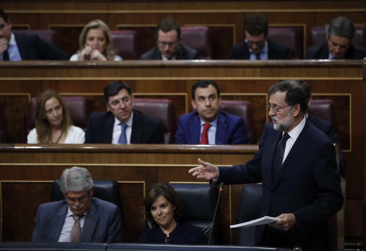 Mariano Rajoy (d) durante su intervención en el debate en el pleno del Congreso. (Foto Prensa Libre: EFE).