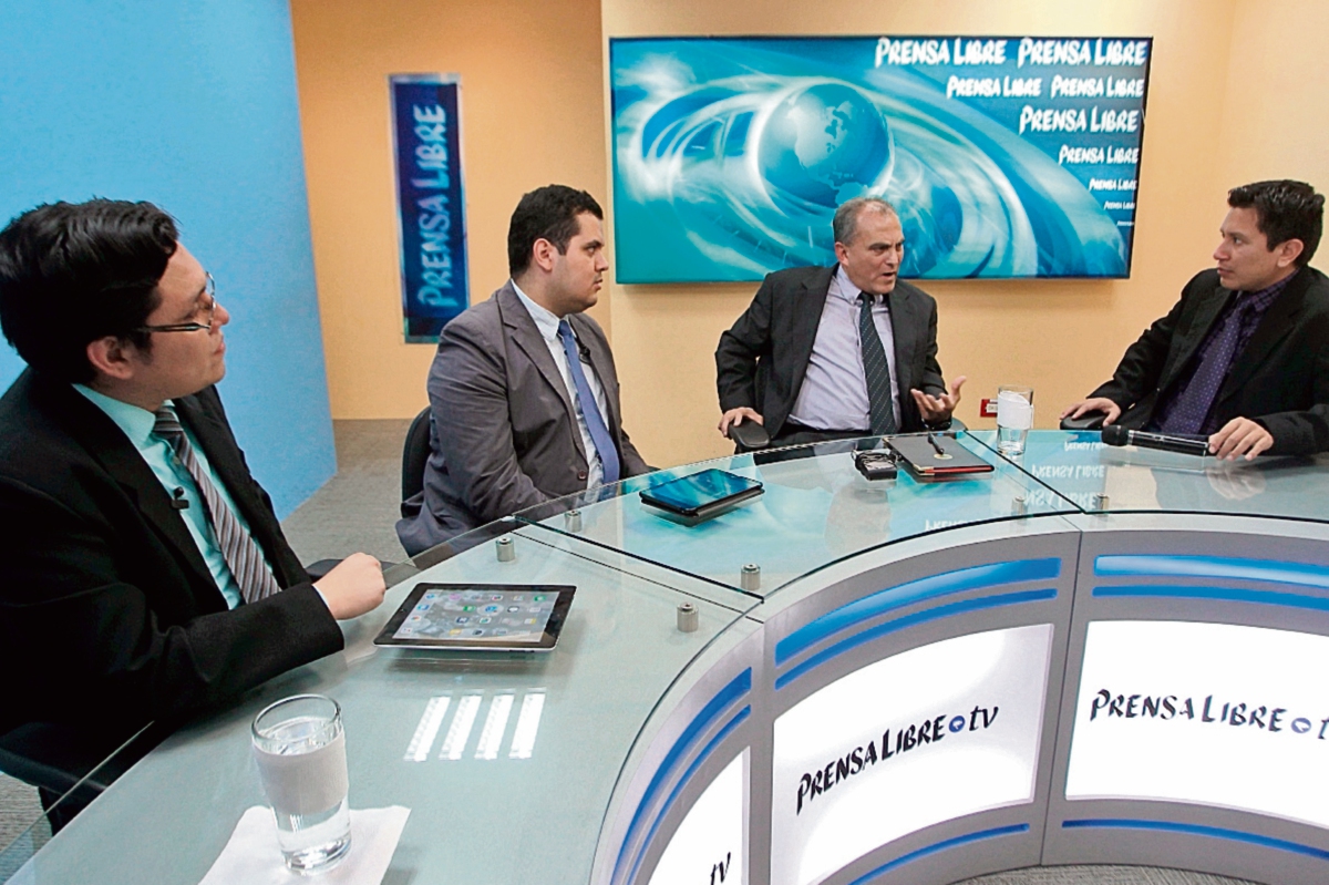 analistas Hugo Novales y Manuel Villacorta —al centro— conversan con los periodistas José Manuel Patzán y Álex Rojas, en el programa Diálogo Libre.