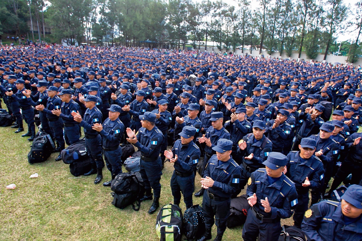 un total de 37 mil 23 agentes integran las fuerzas policiales, según estadísticas oficiales hasta finales del 2015. (Foto Prensa Libre: Hemeroteca PL)