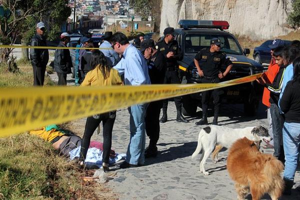 Agentes de la Policía Nacional Civil cuidan lugar donde se halla cadáver de mujer, en Salcajá, Quetzaltenango. (Foto Prensa Libre: Carlos Ventura)<br _mce_bogus="1"/>