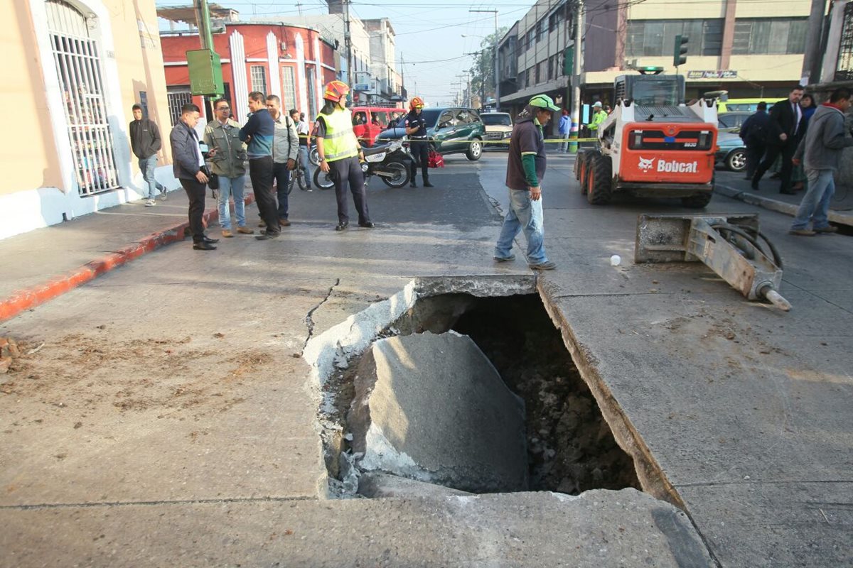 un agujero se formó en la 12 avenida y 10a. calle de la zona 1. (Foto Prensa Libre: Érick Ávila)