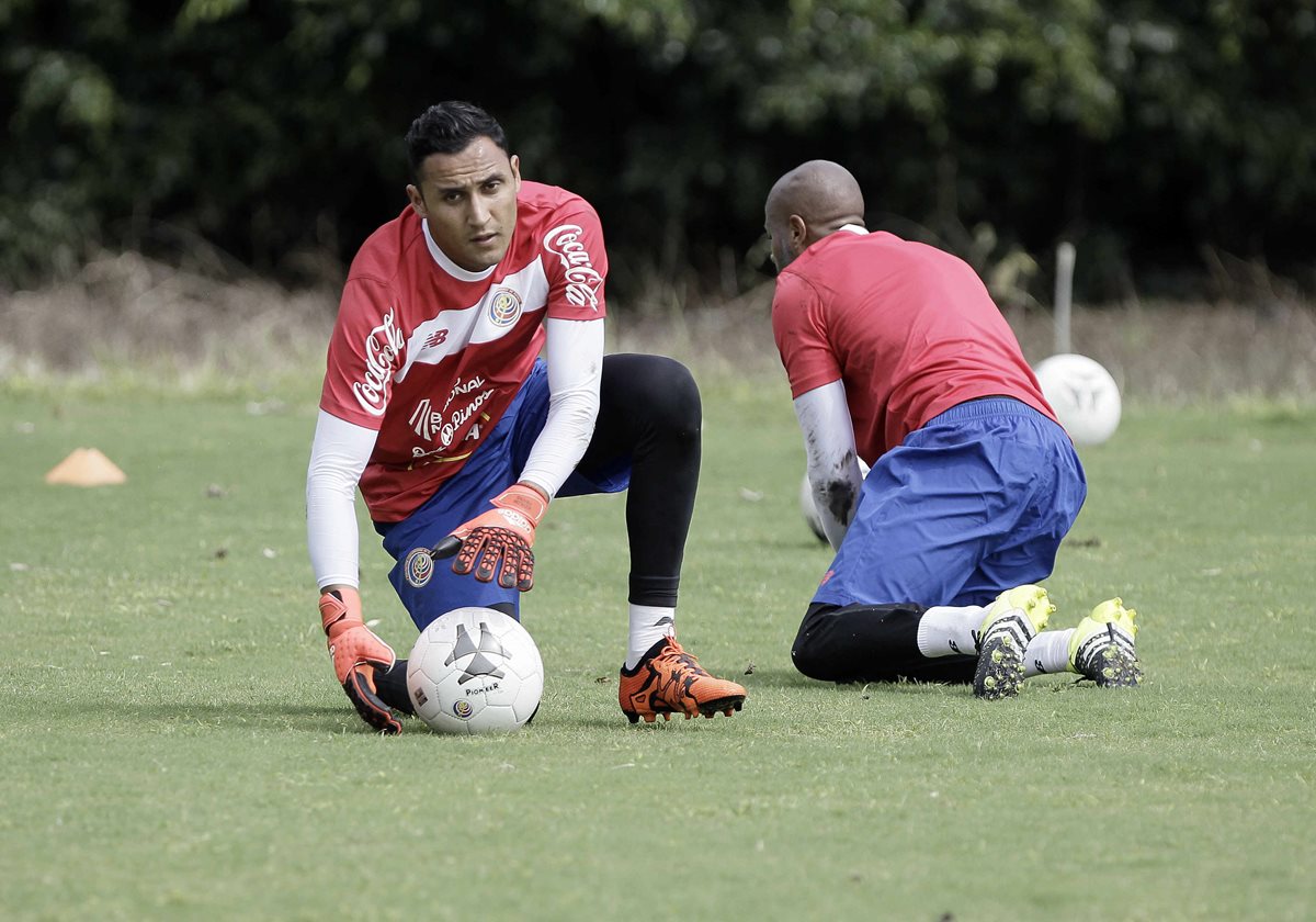 El portero costarricense Keylor Navas (i) empezo con buen pie la temporada con el Real Madrid. (Foto Prensa Libre: EFE)