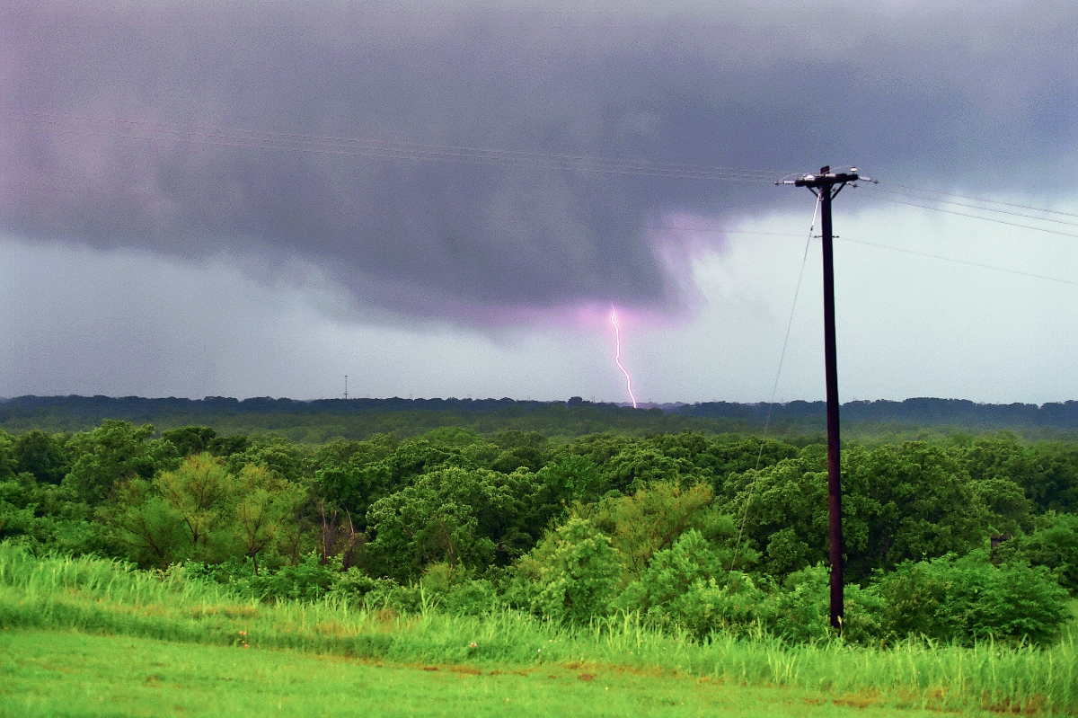 Un rayo caen durante el paso de las nubes de tormenta en Denton, Texas. (Foto Prensa Libre:AP).