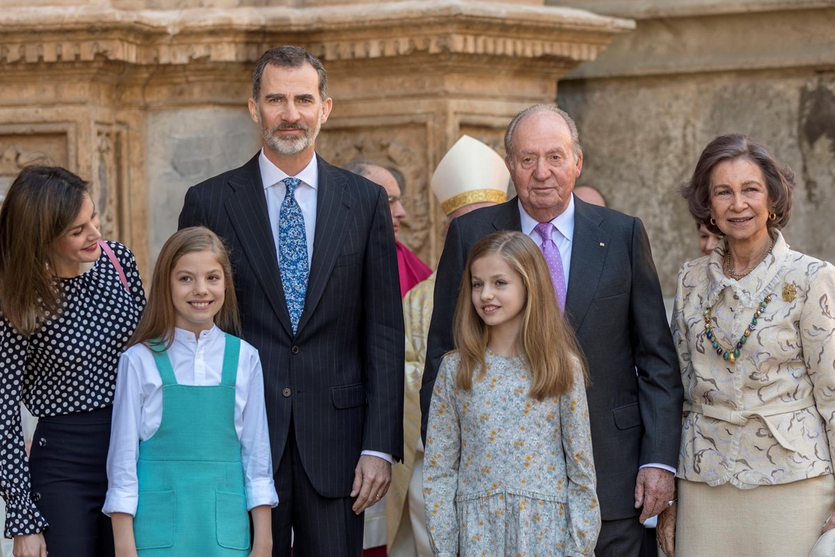 Los reyes Felipe y Letizia, sus hijas, la princesa Leonor y la infanta Sofía, y los reyes don Juan Carlos (i), y doña Sofía, a la salida de la misa de Pascua, donde se vivió un momento incómodo (Foto Prensa Libre: EFE).