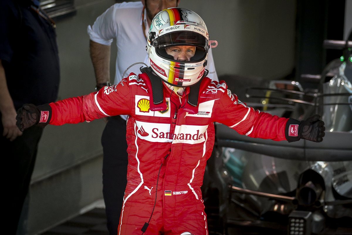 Sebastian Vettel festejó a lo grande luego de terminar la carrera en el primer lugar. (Foto Prensa Libre: EFE)