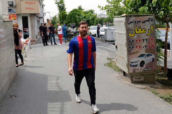 Reza Paratesh camina por la calle de Irán.