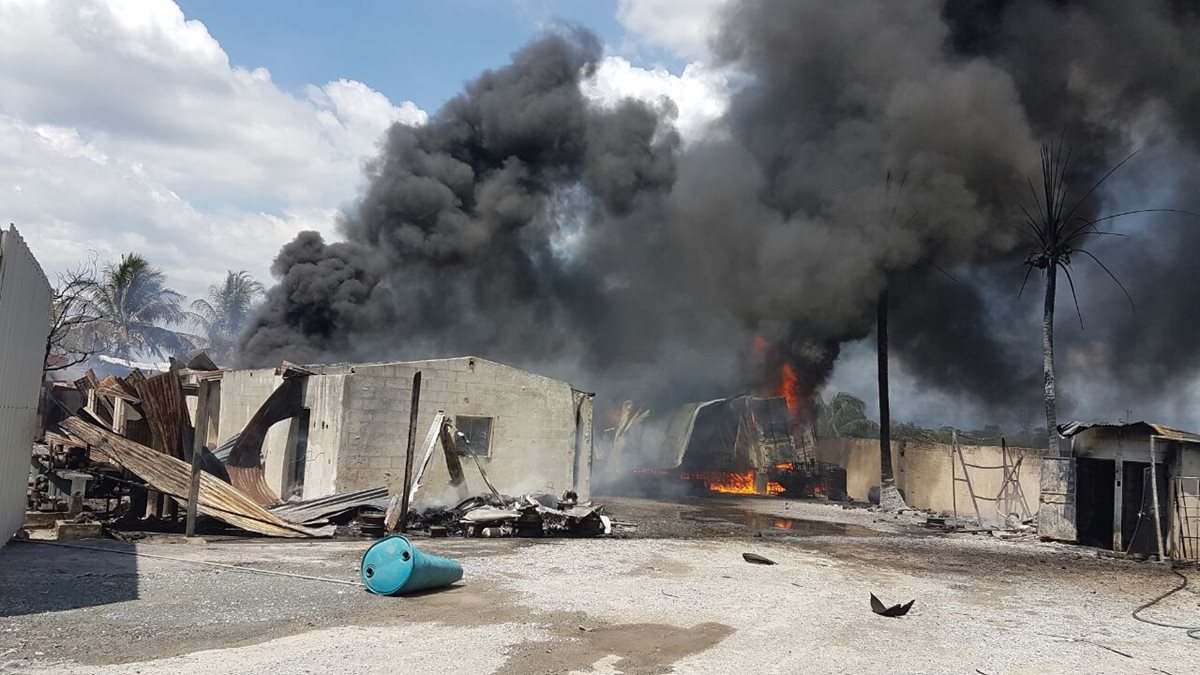 Negocio de comida y combustible se incendia en Morales, Izabal. (Foto Prensa Libre: Dony Stewart)