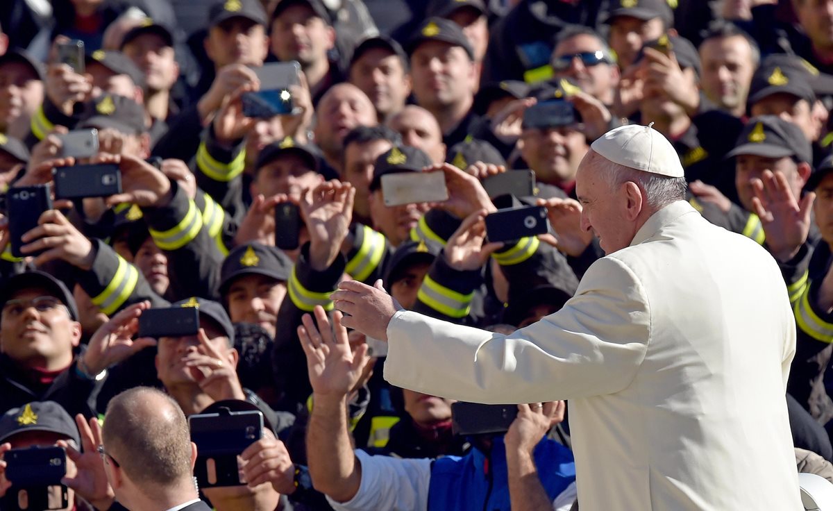 El papa Francisco instó a tomar más conciencia sobre el uso de aparatos móviles durante ritos católicos. (Foto Prensa Libre: EFE)