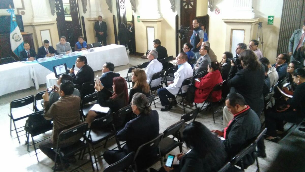 Unas 30 personas acudieron a la cita con el diputado, de 72 que habían sido citadas. (Foto Prensa Libre: Estuardo Paredes)