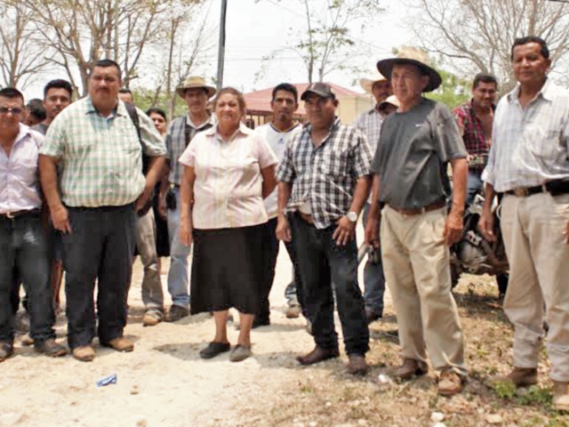 Ervin Sánchez —tercero a la izquierda—, junto a integrantes del Concejo de Las Cruces, Petén. (Foto Prensa Libre: Rigoberto Escobar)