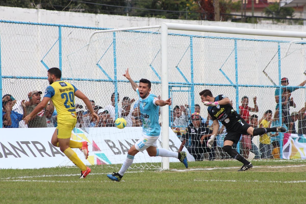 Miguel Farfán marcó el único tanto del encuentro en el estadio Municipal de Sanarate. (Foto Prensa Libre: Hugo Oliva)