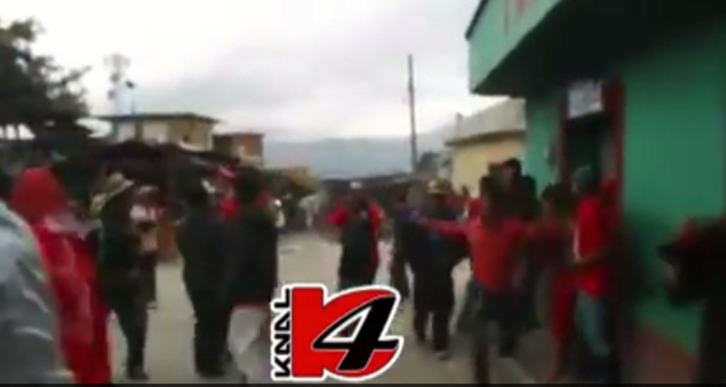 Los supuestos seguidores de Líder y PP se enfrentan con insultos y luego se lanzan piedras, en Chajul. (Foto Prensa Libre: Kanal4Quiché)