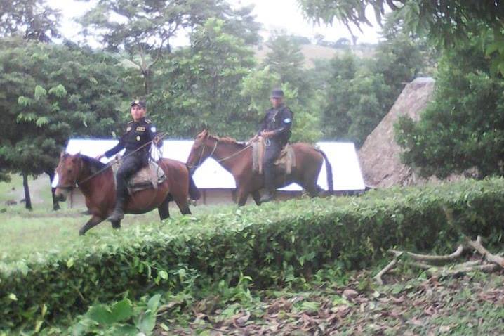 Agentes de la PNC en Raxruhá, Alta Verapaz, efectúan patrullajes a caballo. (Foto Prensa Libre: PNC)