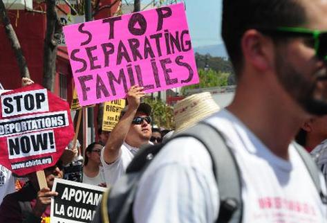 Una protesta en Los Ángeles  contra la deportación  y los derechos de los inmigrantes. (Foto Prensa Libre:AFP)