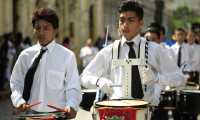 Estudiantes de institutos públicos desfilan en el centro histórico capitalino, por un año sin violencia.